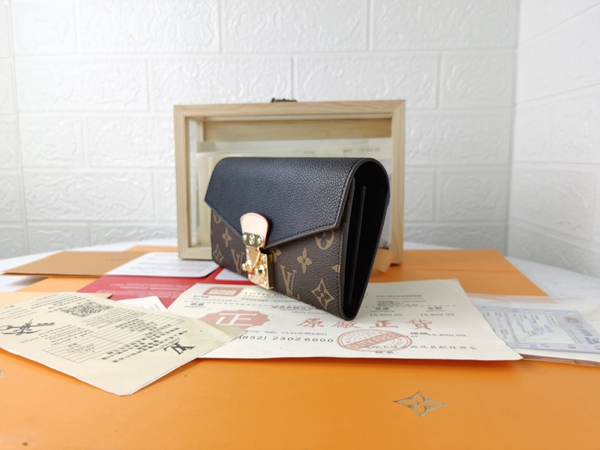 LVコピーウォレット背面デザイン